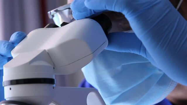 analisi di laboratorio, medico che osserva al microscopio, analisi, ricerca scientifica