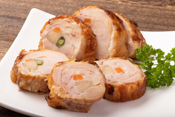 鶏肉の野菜巻き　(ごぼう・いんげん・にんじん)