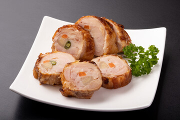 鶏肉の野菜巻き　(ごぼう・いんげん・にんじん)