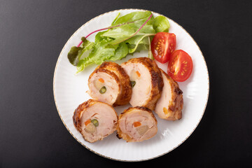 鶏肉の野菜巻き　(ごぼう・いんげん・にんじん)