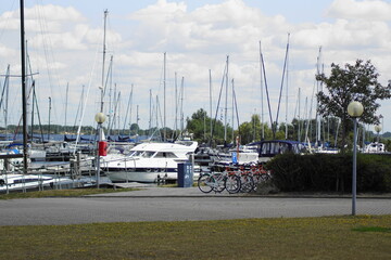 Ein Yacht Hafen in Holland mit Booten