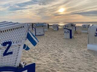 Strandkörbe am Strand von Cuxhaven Duhnen bei Sonnenuntergang 