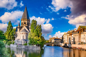 Fototapeta na wymiar The old town architecture of Metz at the Moselle river, France