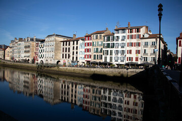 centre de Bayonne reflet des maisons dans l'Adour 