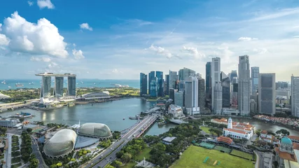 Schilderijen op glas Aerial view of Sunny Day at Marina Bay Singapore city skyline © fakruljamil