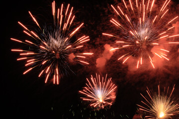 Obraz premium sparks and firework lights against dark night sky, pyrotechnic performance