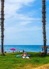 Turistas tumbados en la playa de Málaga