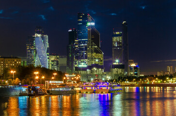 Fototapeta na wymiar Beautiful view of the night city and the river.