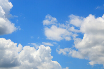 Naklejka na ściany i meble 鮮やかな青空と雲