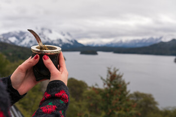 Sosteniendo el mate, bebida oficial de los gauchos argentinos, mientras disfruto del impresionante paisaje en Patagonia.  © buenaventura13