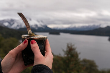 Tomando unos ricos mates argentinos y disfrutando del paisaje durante las vacaciones d invierno en San Carlos de Bariloche, Argentina.  © buenaventura13