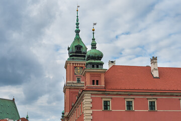Obraz premium Fragment of Royal Castle in Castle Square in the Old town of Warsaw in Poland