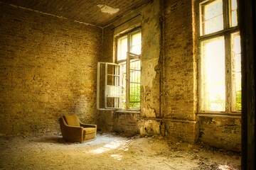 Sessel am Offenen Fenster - Beatiful Decay - Verlassener Ort - Urbex / Urbexing - Lost Place -...