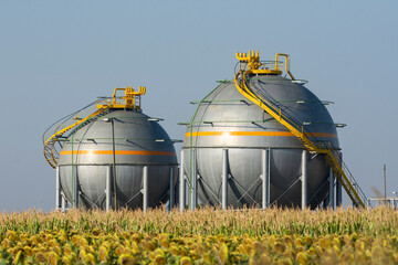 Oil and gas industry, tanks for liquid gas and crude oil