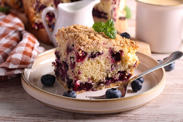 Classic blueberry buckle cake – crumble topping berry cake