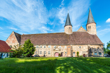 Das ehemalige Kloster Möllenbeck an der Weser mit den zwei Rundtürmen