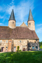 Das ehemalige Kloster Möllenbeck an der Weser mit den zwei Rundtürmen