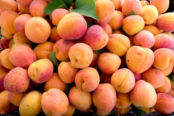 peaches on a market stall