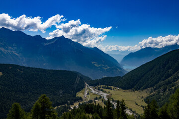 Fototapeta na wymiar Paesaggio delle montagne svizzere. Sullo sfondo il cielo e nuvole