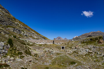 Fototapeta premium Paesaggio delle montagne svizzere. Sullo sfondo il cielo e nuvole
