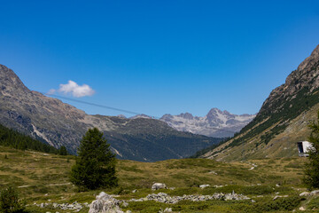 Fototapeta na wymiar Paesaggio delle montagne svizzere. Sullo sfondo il cielo e nuvole