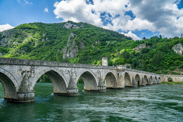 Most Mehmeda Paszy Sokolovicia, Wiszegrad, Bośnia i Hercegowina nad rzeką Drina, republika Serbska © kamil