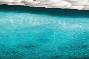 Fototapeta premium 雪渓と不消ヶ池の水面