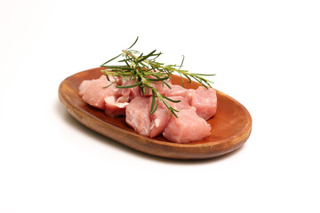 木製の皿にのせた生の豚肉