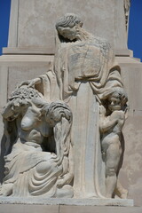 Obraz premium Monumento simbolo nella città di Monopoli. Ricordo marmoreo dei suoi trecento eroi. Sud Italia