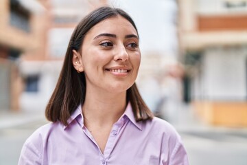 Obraz premium Young hispanic woman smiling confident standing at street