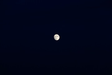 어두운 밤하늘의 밝은 달빛