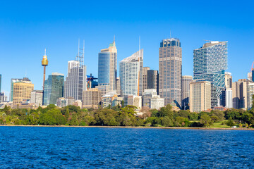 朝のオーストラリア・シドニーで見た、高層ビルが立ち並ぶ都市景観と快晴の青空