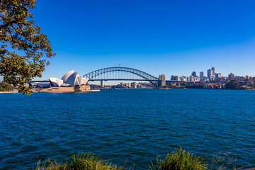オーストラリア・シドニーのミセスマッコーリーズポイントから見た、オペラハウスやハーバーブリッジ周辺の風景と快晴の青空