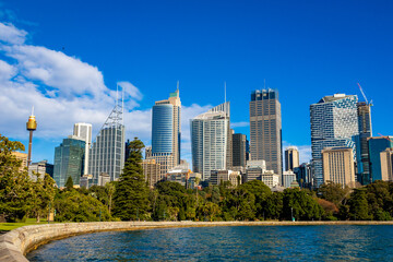Fototapeta na wymiar 朝のオーストラリア・シドニーで見た、高層ビルが立ち並ぶ都市景観と快晴の青空