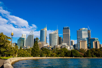 Fototapeta na wymiar 朝のオーストラリア・シドニーで見た、高層ビルが立ち並ぶ都市景観と快晴の青空