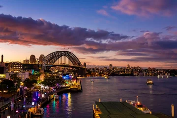 Foto op Canvas オーストラリアのシドニーで見た、ハーバーブリッジ周辺の夜景と、夕焼けから夜に変わる直前の空 © 和紀 神谷