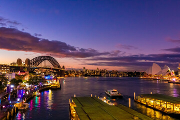オーストラリアのシドニーで見た、オペラハウスとハーバーブリッジ周辺の夜景と、夕焼けから夜に変わる直前の空