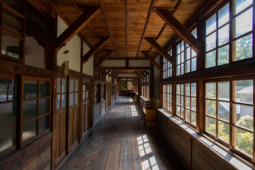 木造校舎の廊下