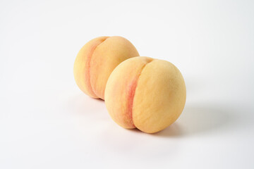 白桃を白背景で