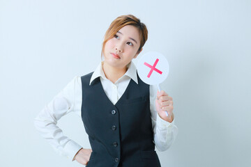 ✖プレートを持った不機嫌そうな若いOL