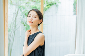 ワンピースを着た日本人女性
