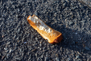 アスファルトの道路上のこんがり焼けたかじったトースト
