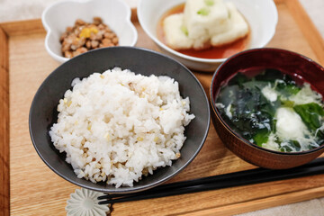 雑穀米入りごはんの食事