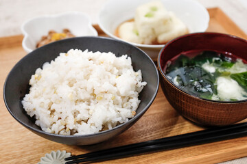 雑穀米入りごはんの食事