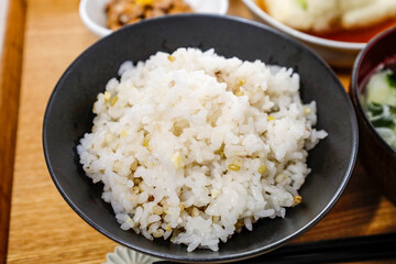 雑穀米入りごはんの食事