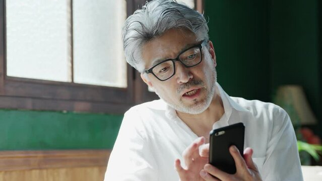 60p　スマホでメールするシニア男性