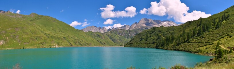 Fototapeta na wymiar panorama del lago di morasco