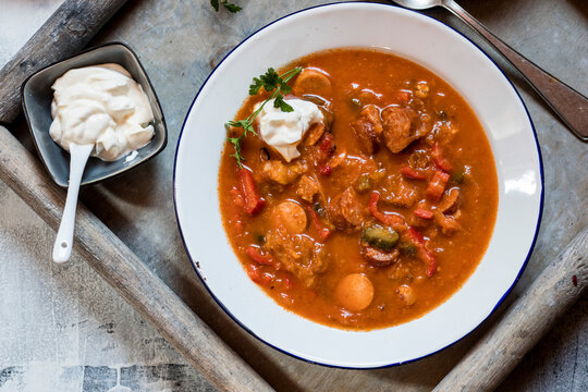 Bowl ofready-to-eatsolyankasoup with sour cream and parsley
