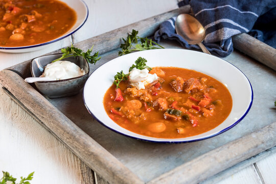 Bowl ofready-to-eatsolyankasoup with sour cream and parsley