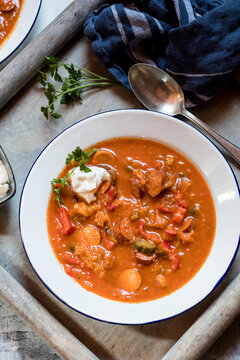 Bowl ofready-to-eatsolyankasoup with sour cream and parsley